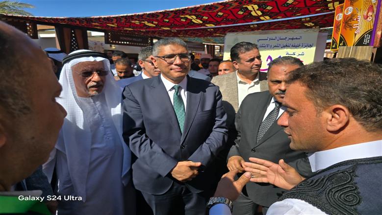 خلال مشاركة العارضين لمنتجات التمور السيوية المميزة في مهرجان التمور الدولي بالواحات البحرية