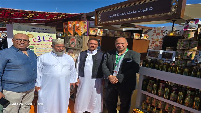 خلال مشاركة العارضين لمنتجات التمور السيوية المميزة في مهرجان التمور الدولي بالواحات البحرية