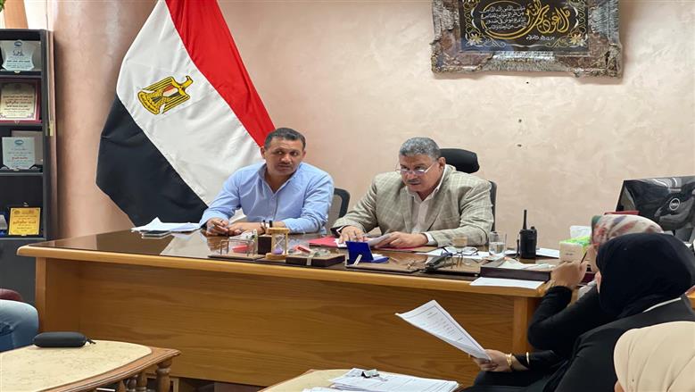 السكرتير المساعد يستمع لشكاوى المواطنين