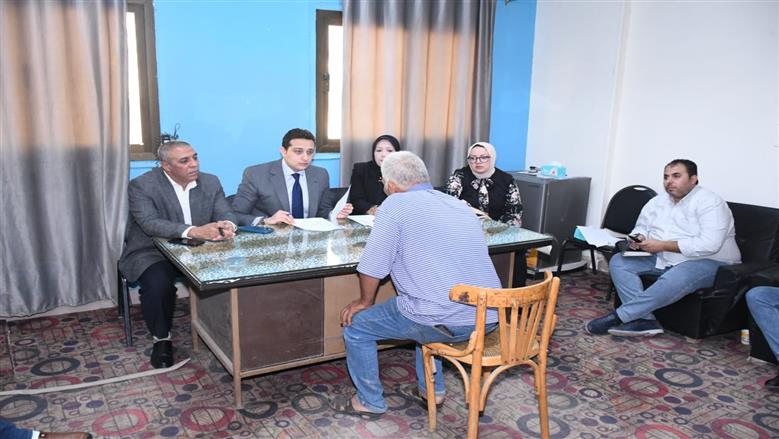 نائب محافظ الفيوم يستمع لشكاوى المواطنين