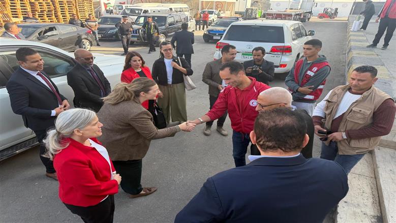 محافظ شمال سيناء يصطحب وفد كندي في جولة بمخازن المساعدات اللوجستية بالعريش