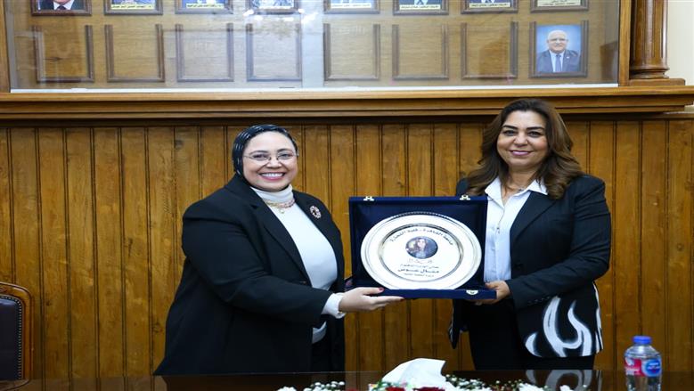 زيارة وزيرة التنمية المحلية لكلية التجار ة