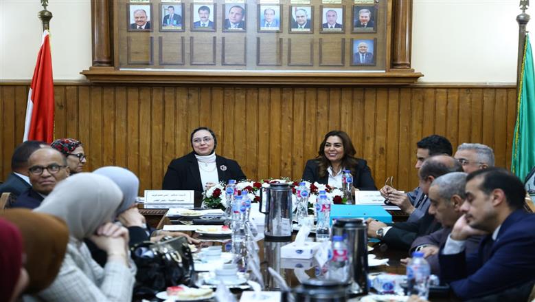 زيارة وزيرة التنمية المحلية لكلية التجار ة