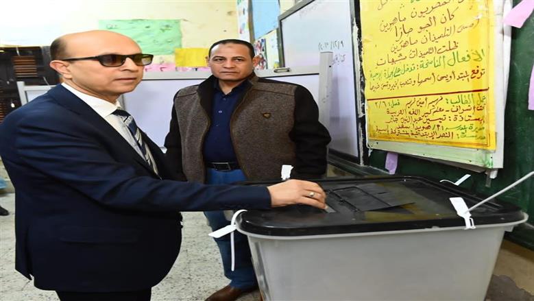 رئيس جامعة أسيوط يدلي بصوته في انتخابات النواب ويؤكد: صوت الناخب أمانة ومسؤولية لاختيار من يمتلكون الكفاءة تحت قبة البرلمان