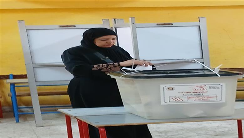 سيدات الوراق يتوافدن على لجنة مدرسة الوفاء للتصويت في انتخابات «النواب»