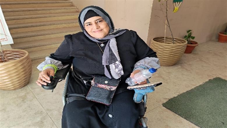 على كرسي متحرك.. سيدة من ذوي الهمم تدلي بصوتها في انتخابات النواب بأسوان