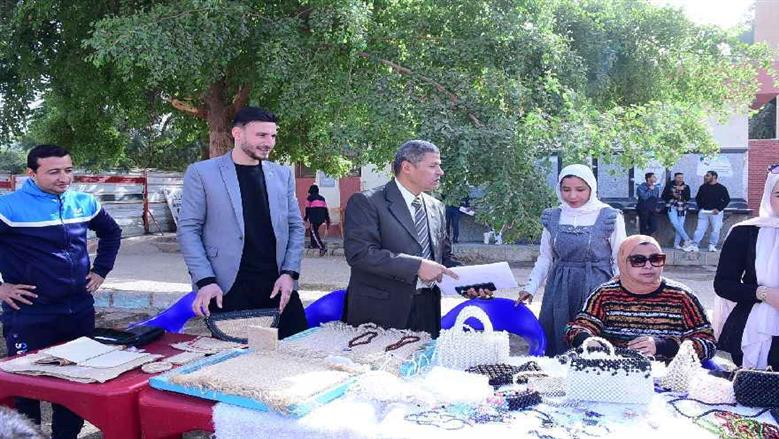 جامعة سوهاج تنظم ورشة عمل لتعليم الطلاب كيفية إعادة وتدوير مخلفات الموز