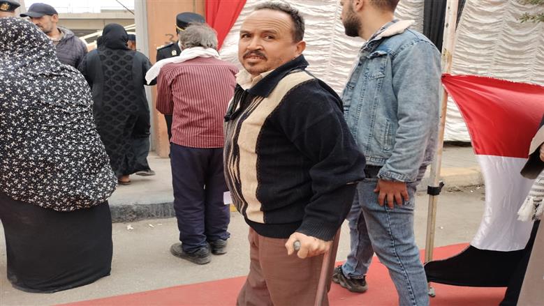 في طابور الانتخابات.. رجل بعكازين يرفض «مسار الأفضلية» ويصر على حقه كمواطن
