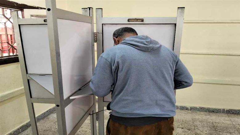 استمرار توافد المواطنين على لجان الانتخابات للإدلاء بأصواتهم في أسيوط