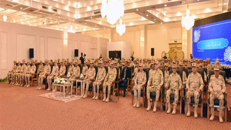  الفريق أول عبد المجيد صقر القائد العام للقوات المسلحة وزير الدفاع والإنتاج الحربى يلتقى بمقاتلى قوات حرس الحدود ويكرم عدداً من المتميزين
