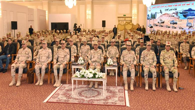  الفريق أول عبد المجيد صقر القائد العام للقوات المسلحة وزير الدفاع والإنتاج الحربى يلتقى بمقاتلى قوات حرس الحدود ويكرم عدداً من المتميزين