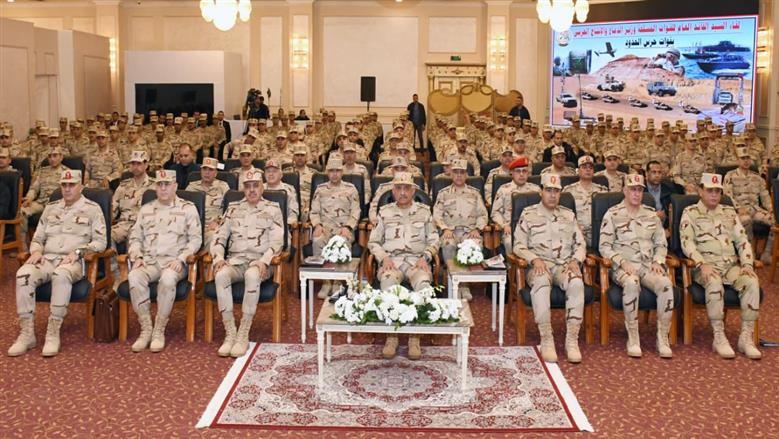  الفريق أول عبد المجيد صقر القائد العام للقوات المسلحة وزير الدفاع والإنتاج الحربى يلتقى بمقاتلى قوات حرس الحدود ويكرم عدداً من المتميزين