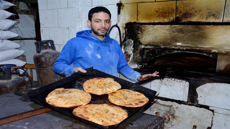 «الدلجمون» قرية تستقبل الأهالي والزوار بـ«رغيف» من الزمن الجميل.. «طعم بلدي»