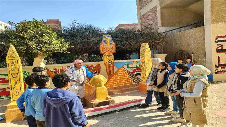 كبير معلمي التاريخ.. «الشمندي» يحارب ملل الطلاب بالريشة في المنوفية: لا للحفظ