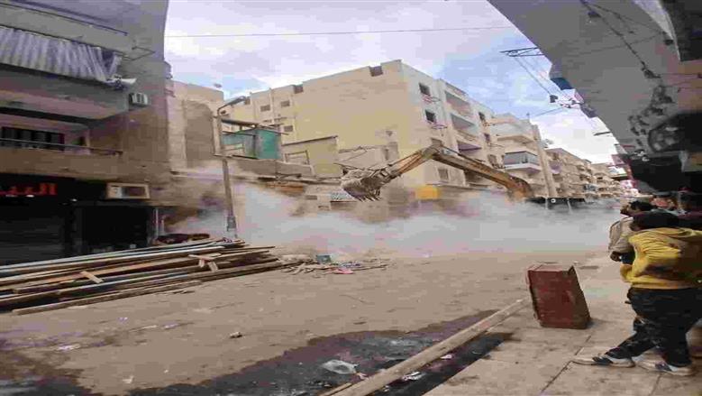 إزالة عقار آيل للسقوط في السويس لحماية السكان وتنفيذا لحكم قضائى