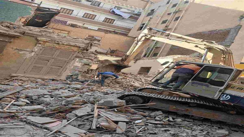 إزالة عقار آيل للسقوط في السويس لحماية السكان وتنفيذا لحكم قضائى