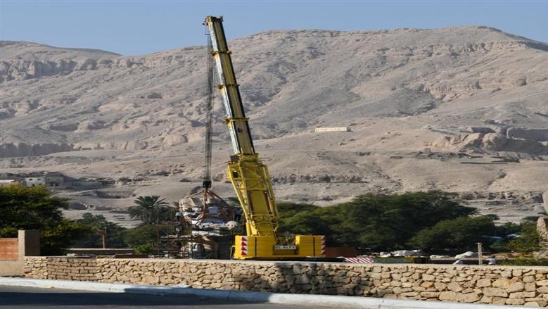 حدث أثري مهم في الأقصر.. رفع وتركيب تمثال ضخم للملك أمنحتب الثالث