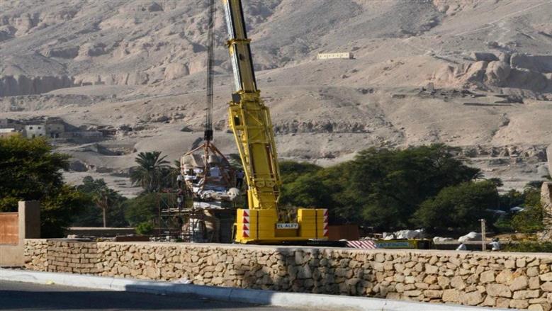حدث أثري مهم في الأقصر.. رفع وتركيب تمثال ضخم للملك أمنحتب الثالث