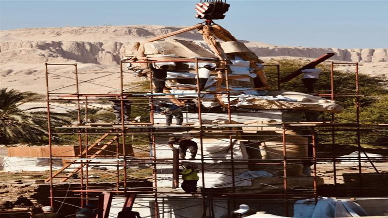 حدث أثري مهم في الأقصر.. رفع وتركيب تمثال ضخم للملك أمنحتب الثالث