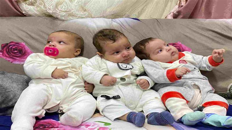 3 توائم يفاجئون أسرة بسيطة.. والقدر يكتب فصلًا يفوق “كارثة طبيعية”