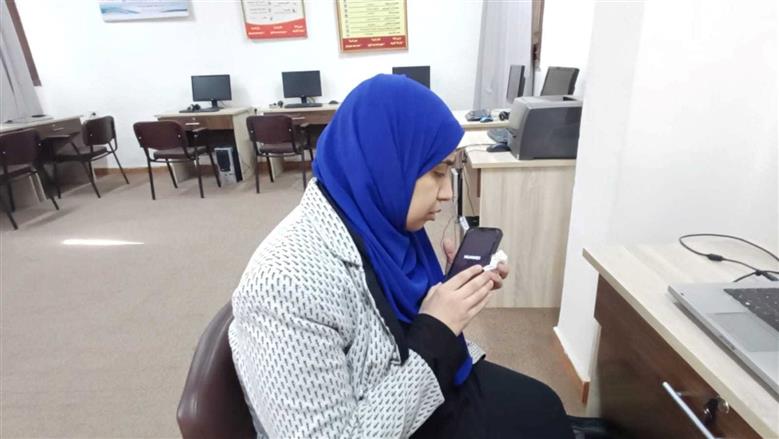 زينب كفيفة من أسيوط تتحدى الظروف وتُدرّب ذوي الإعاقة البصرية على الكمبيوتر أونلاين (صور)