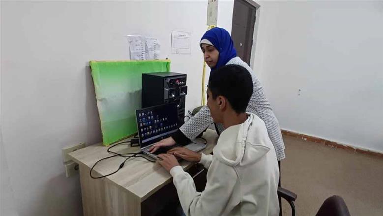 زينب كفيفة من أسيوط تتحدى الظروف وتُدرّب ذوي الإعاقة البصرية على الكمبيوتر أونلاين (صور)
