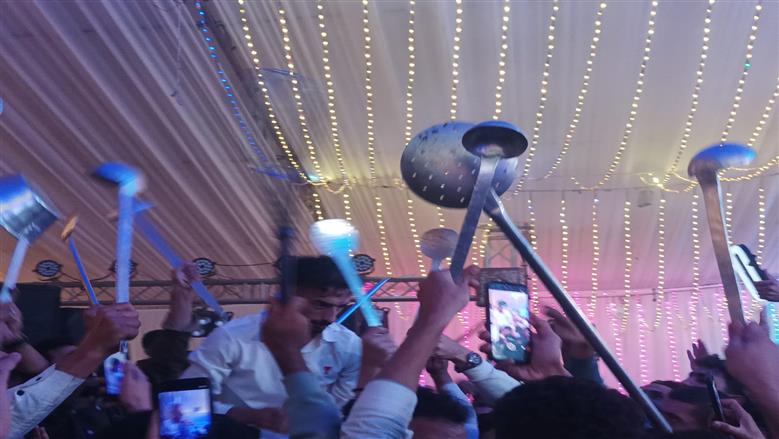 بيرقص بالشوكة والمعلقة فرحة احمد عبد القادر في حنته بالسنبلاوين