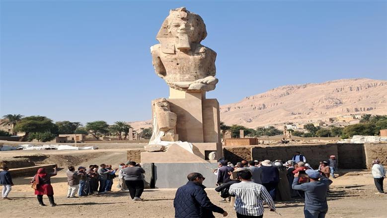 عودة الملك الجالس.. نصب تمثال أمنحتب الثالث أمام معبد ملايين السنين بالأقصر