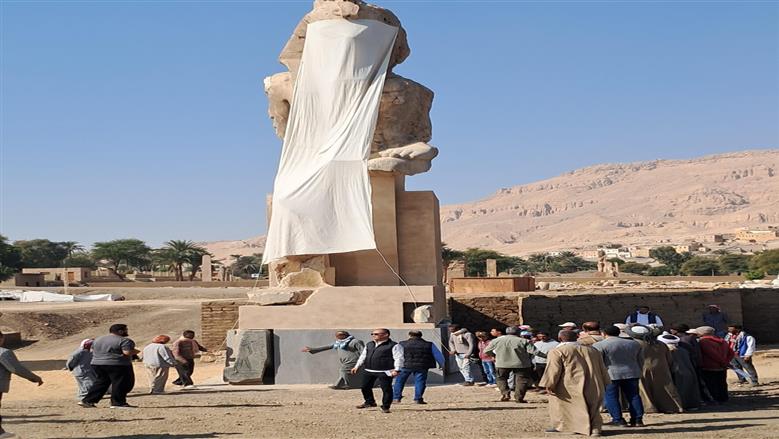 عودة الملك الجالس.. نصب تمثال أمنحتب الثالث أمام معبد ملايين السنين بالأقصر