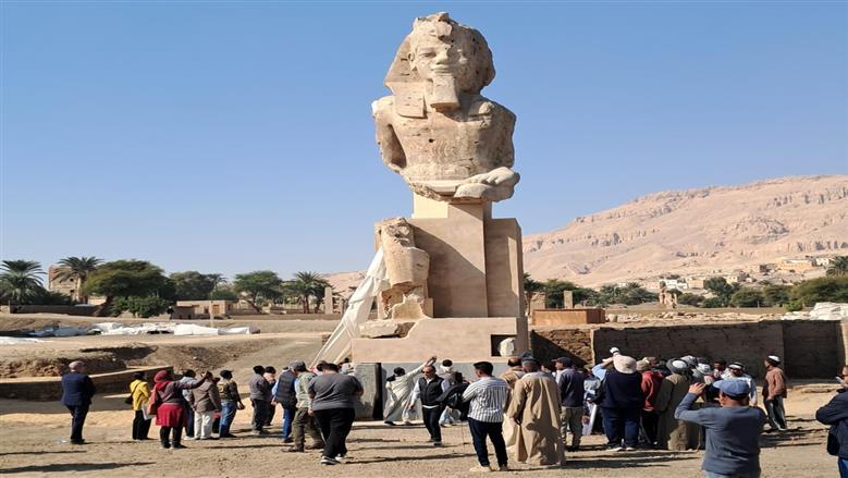 عودة الملك الجالس.. نصب تمثال أمنحتب الثالث أمام معبد ملايين السنين بالأقصر