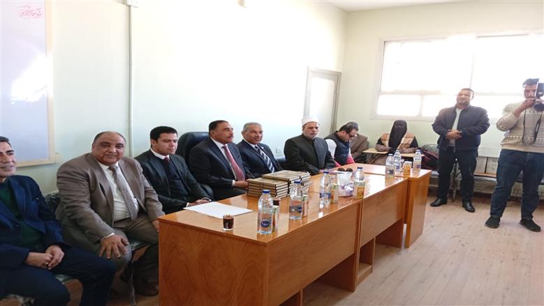 محافظ مطروح خلال زيارته كلية البنات الأزهرية بمطروح 