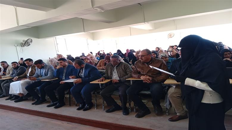 محافظ مطروح خلال زيارته كلية البنات الأزهرية بمطروح 