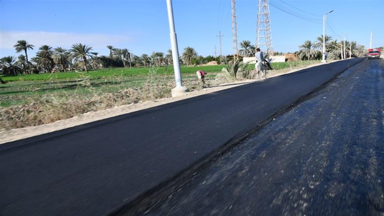 محافظ الفيوم يتفقد رصف طريق جبل سعد الشواشنة