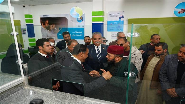 محافظ مطروح يفتتح مركز خدمة العملاء بشركة مياه الشرب والصرف الصحى بمدينة شمس الحكمة