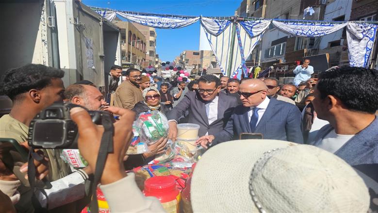 محافظ الأقصر يفتتح سوق اليوم الواحد بإسنا رقم 48