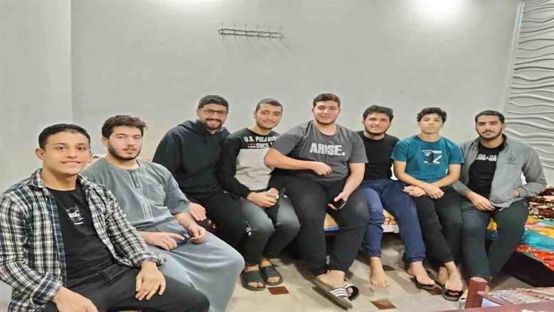 طالب أزهري يبهر زملاءه بتلاوة عذبة من القرآن الكريم في سكن طلابي بأسيوط