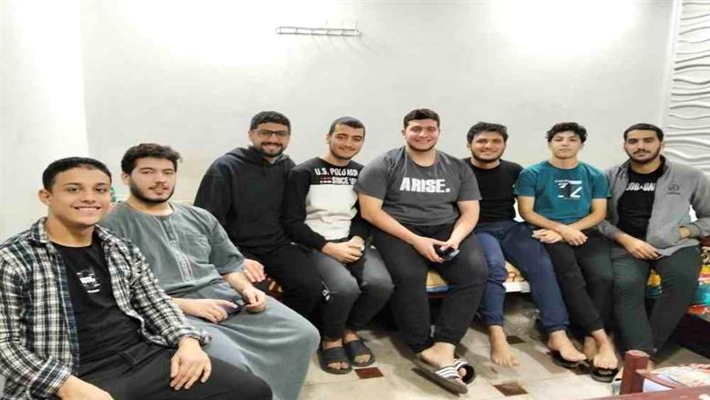 طالب أزهري يبهر زملاءه بتلاوة عذبة من القرآن الكريم في سكن طلابي بأسيوط