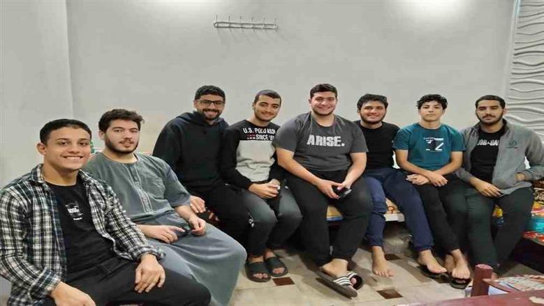 طالب أزهري يبهر زملاءه بتلاوة عذبة من القرآن الكريم في سكن طلابي بأسيوط