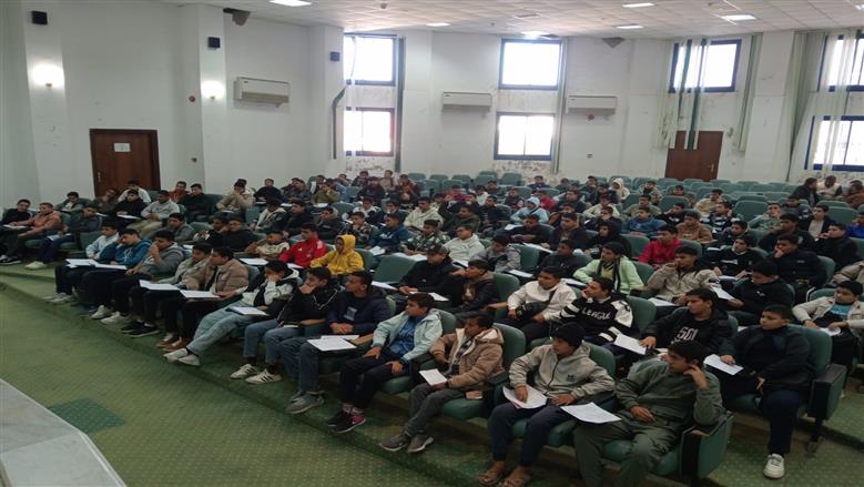 خلال فعاليات المراجعة النهائية لطلاب الشهادة الإعدادية بقاعة مؤتمرات مجلس العمد والمشايخ بمطروح
