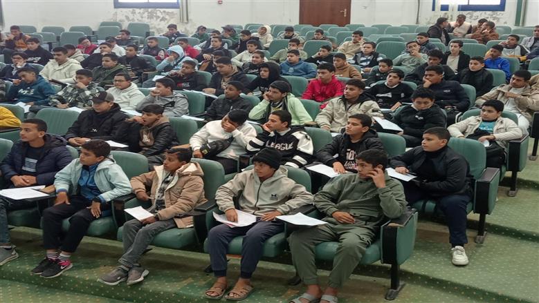 خلال فعاليات المراجعة النهائية لطلاب الشهادة الإعدادية بقاعة مؤتمرات مجلس العمد والمشايخ بمطروح