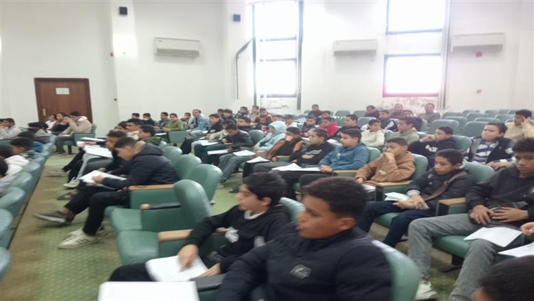 خلال فعاليات المراجعة النهائية لطلاب الشهادة الإعدادية بقاعة مؤتمرات مجلس العمد والمشايخ بمطروح