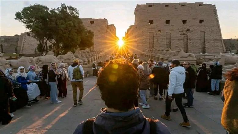 عبقرية لا تموت.. سياح من كل أنحاء العالم يحتفلون بتعامد الشمس على قدس الأقداس في معبد الكرنك