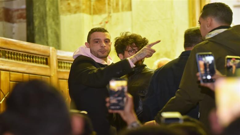 دموع ومشاهد مؤثرة.. أحمد الفيشاوي يستقبل عزاء والدته الفنانة سمية الألفي