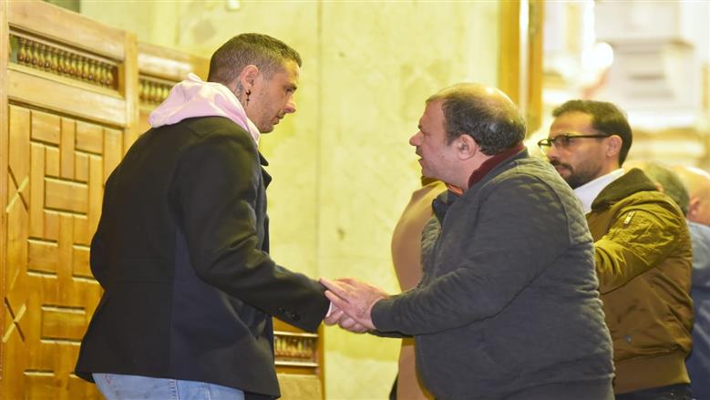 دموع ومشاهد مؤثرة.. أحمد الفيشاوي يستقبل عزاء والدته الفنانة سمية الألفي