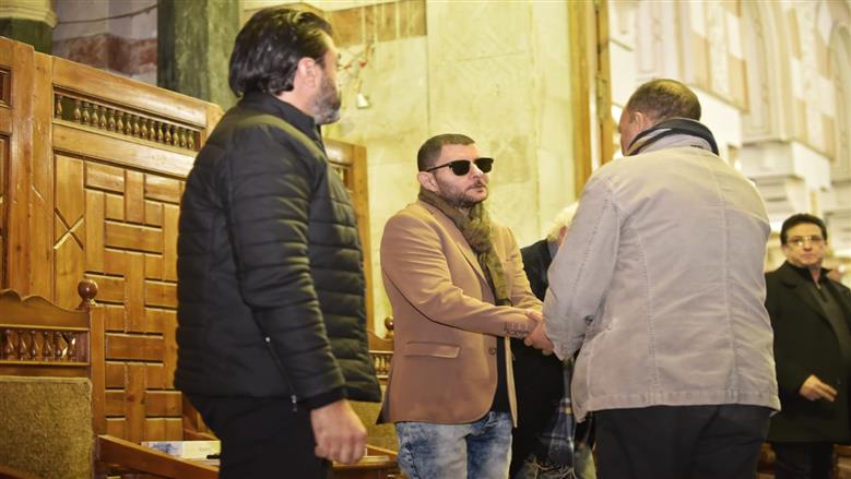 دموع ومشاهد مؤثرة.. أحمد الفيشاوي يستقبل عزاء والدته الفنانة سمية الألفي