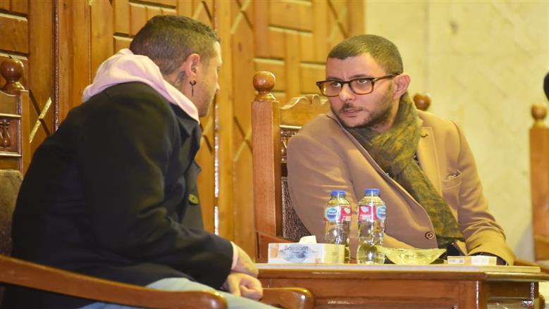 دموع ومشاهد مؤثرة.. أحمد الفيشاوي يستقبل عزاء والدته الفنانة سمية الألفي