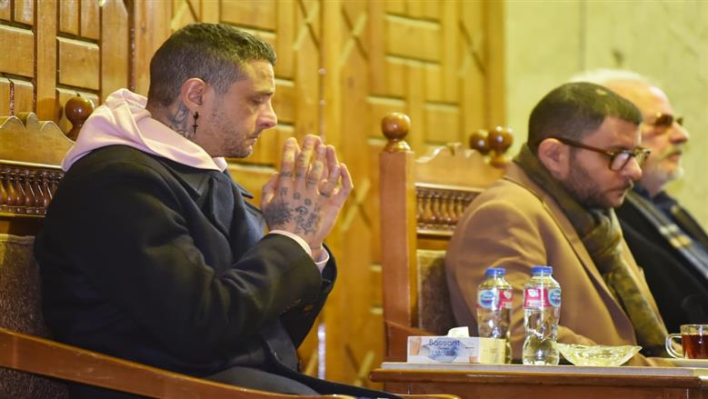 دموع ومشاهد مؤثرة.. أحمد الفيشاوي يستقبل عزاء والدته الفنانة سمية الألفي