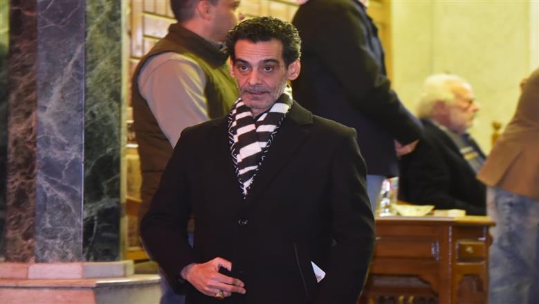 دموع ومشاهد مؤثرة.. أحمد الفيشاوي يستقبل عزاء والدته الفنانة سمية الألفي