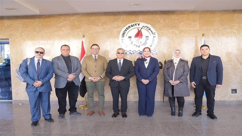 رئيس جامعة السويس يفتتح عيادات خارجية جديدة بكلية الطب