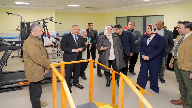 رئيس جامعة السويس يفتتح عيادات خارجية جديدة بكلية الطب